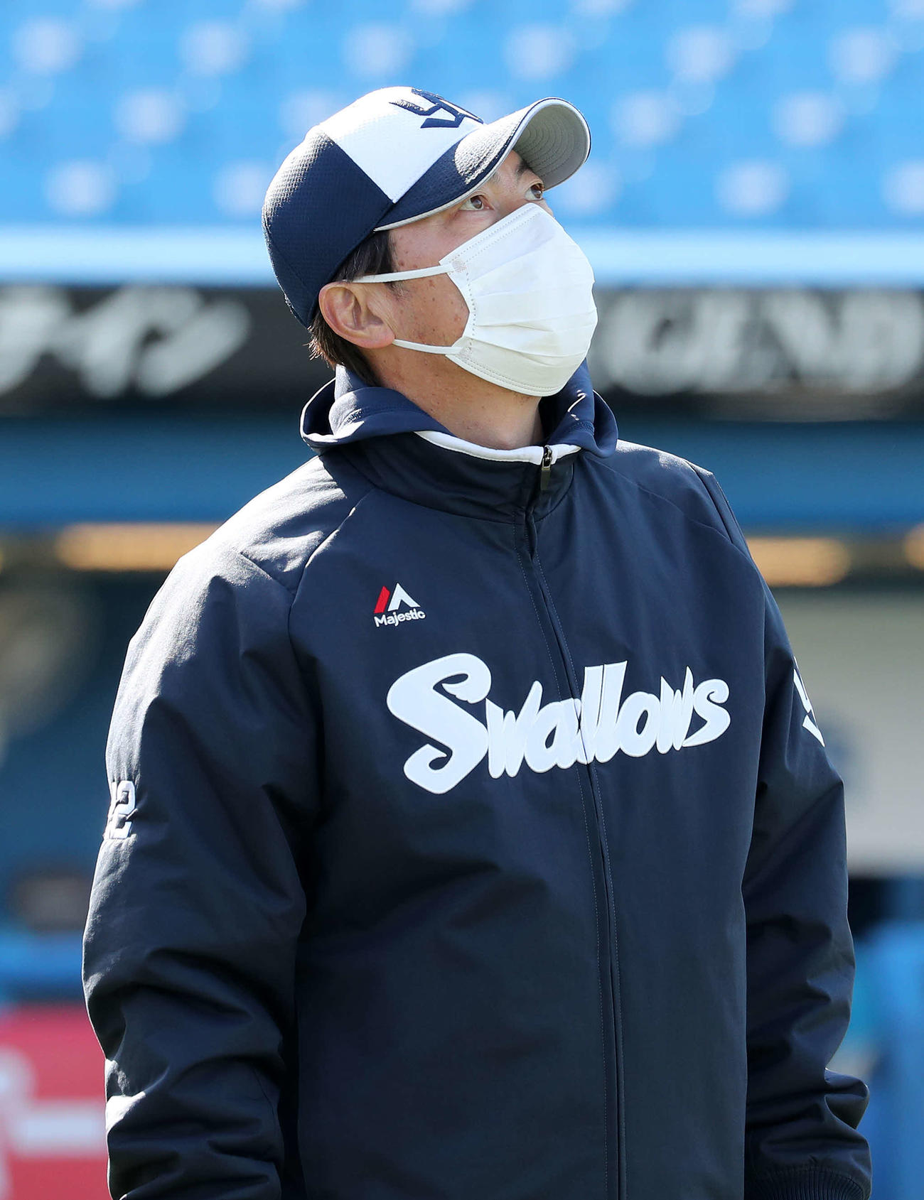 ヤクルト対DeNA　練習中、空を見上げるヤクルト高津監督（撮影・鈴木正人）