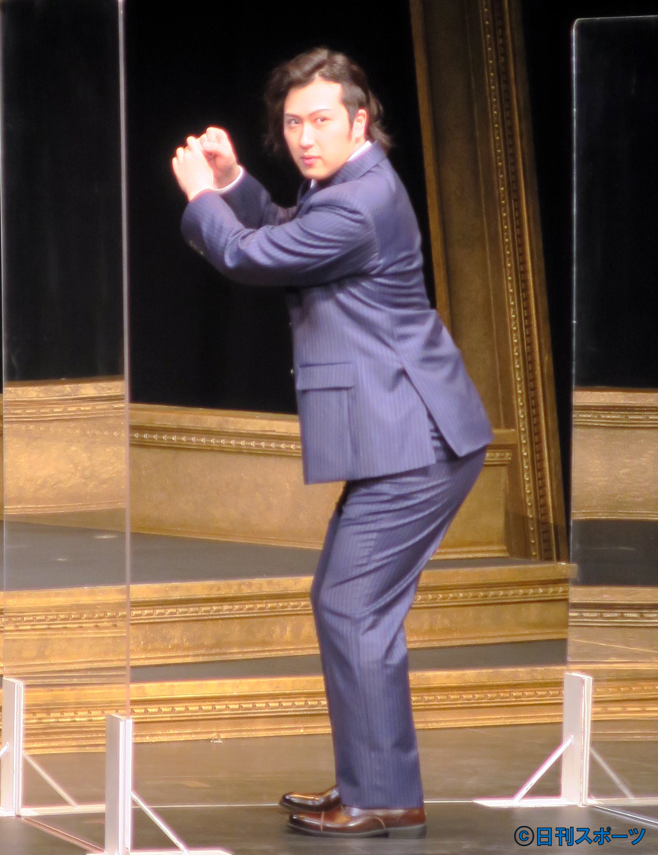 舞台「怖い絵」の初日前会見で巨人原監督のものまねを披露する尾上松也（2022年3月撮影）