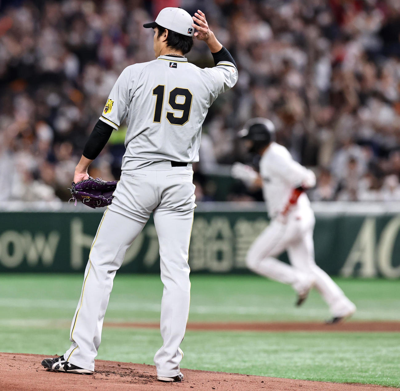巨人対阪神　1回裏巨人1死、藤浪は坂本に左越え本塁打を被弾（撮影・加藤哉）