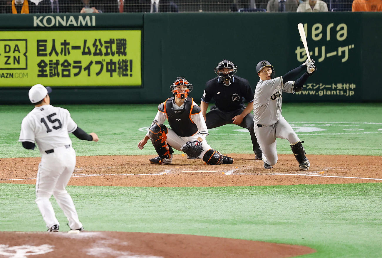 巨人対阪神　9回表阪神2死二塁、2点本塁打を放つ大山。投手大勢（撮影・垰建太）