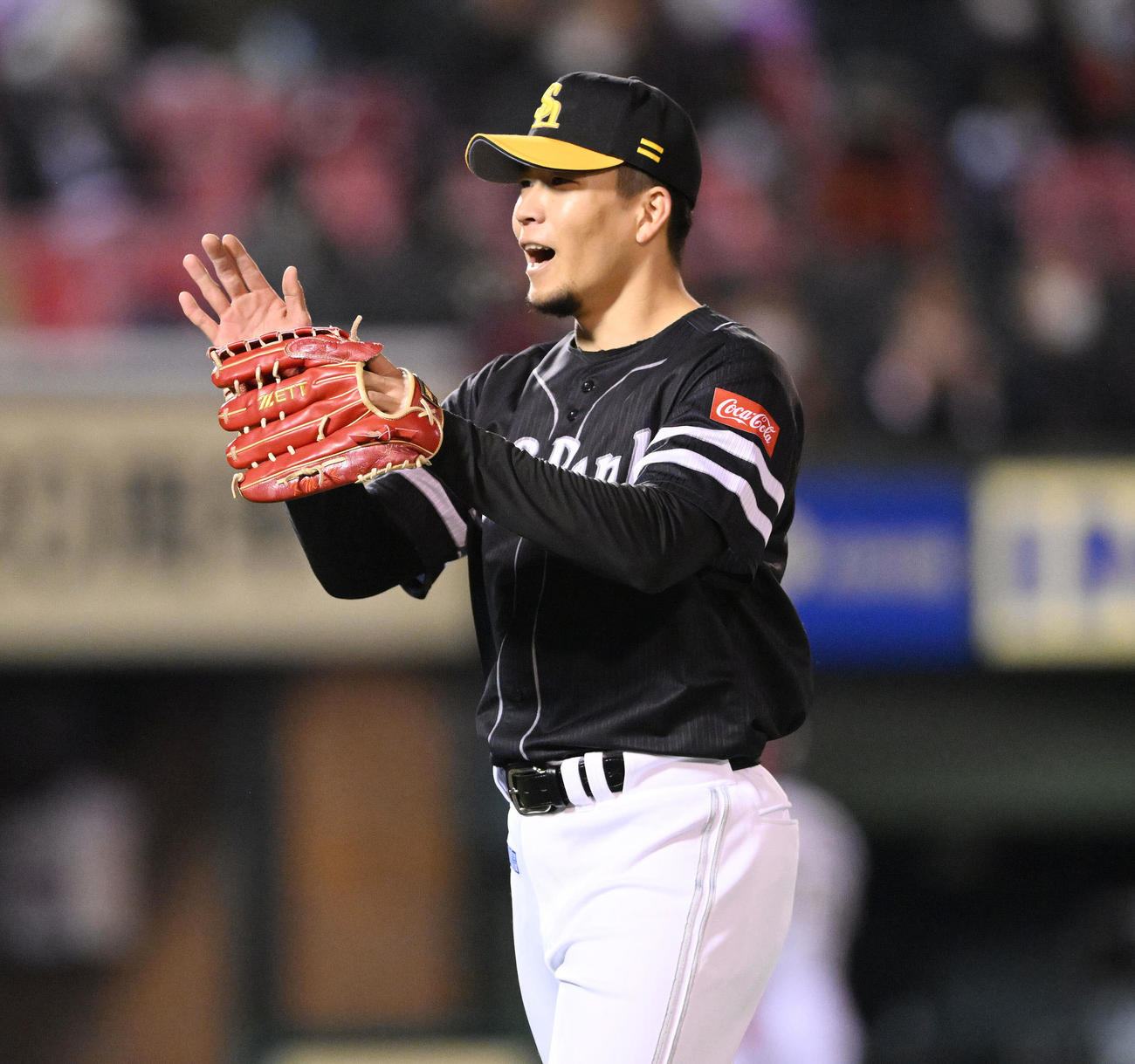 楽天対ソフトバンク　6回を投げ終えグラブをたたくソフトバンク千賀（撮影・滝沢徹郎）