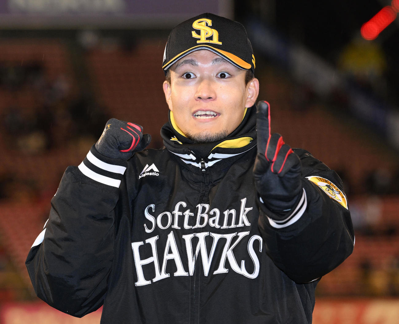楽天対ソフトバンク　ヒーローインタビューを終え記念撮影に臨むソフトバンク千賀は寒さで表情が固まる（撮影・滝沢徹郎）