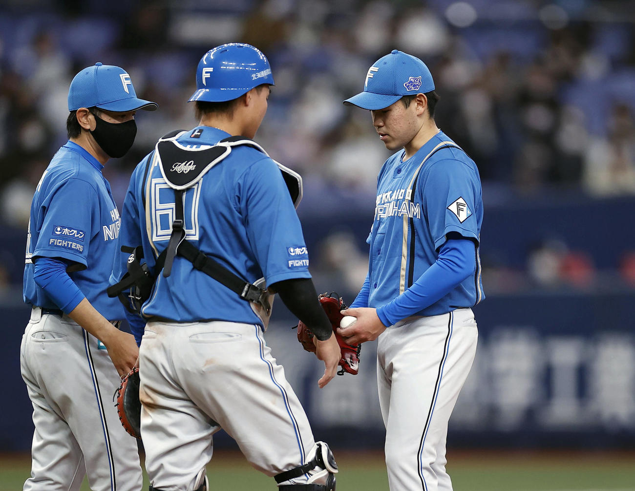 4回途中、降板する日本ハム・根本（共同）
