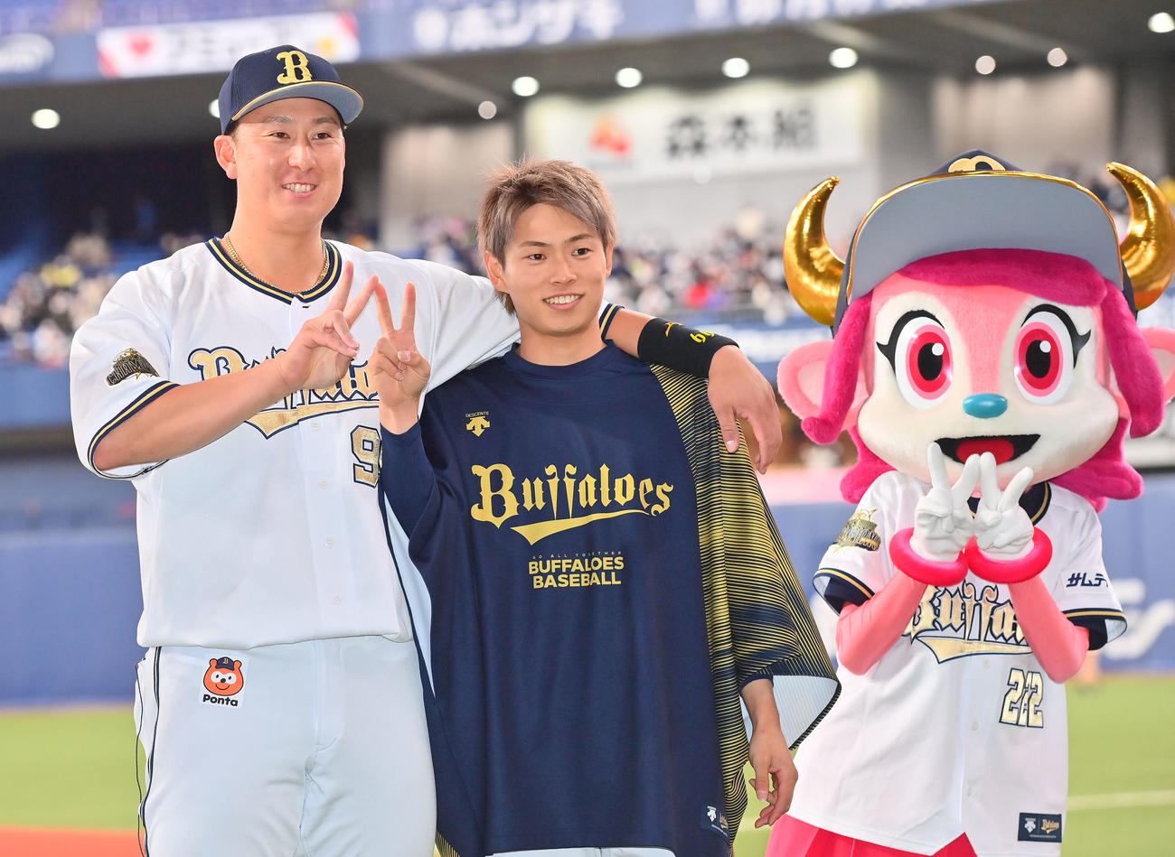 勝利の立役者、杉本（左）と山岡は「笑おう」のポーズ（撮影・和賀正仁）