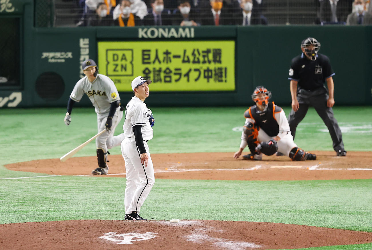 巨人対阪神　9回表阪神2死二塁、大山（左）に2点本塁打を浴びる大勢（撮影・垰建太）