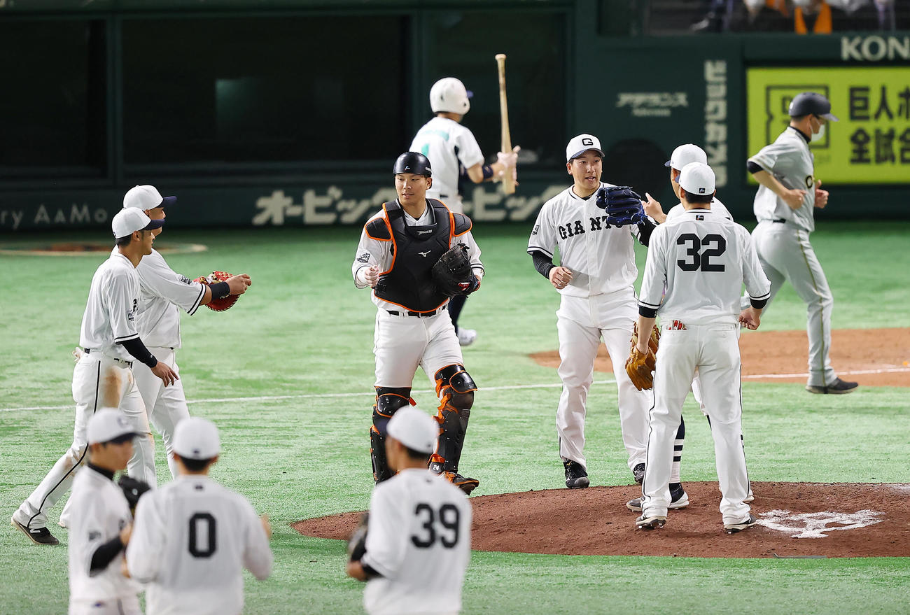 巨人対阪神　阪神に勝利し喜び合う巨人大城（中央左）、大勢（同右）らナイン（撮影・垰建太）