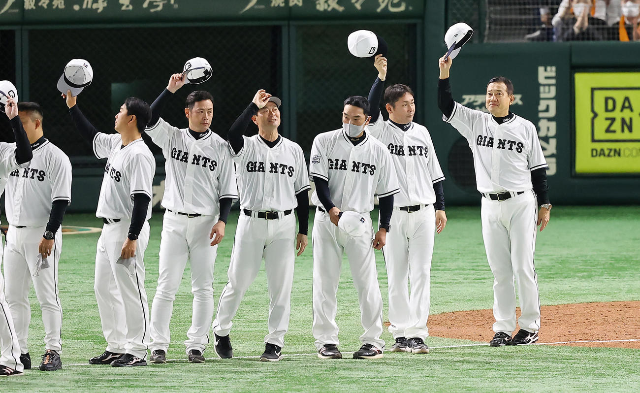 巨人対阪神　4連勝を決めスタンドに手を振る巨人原監督（右）ら（撮影・垰建太）