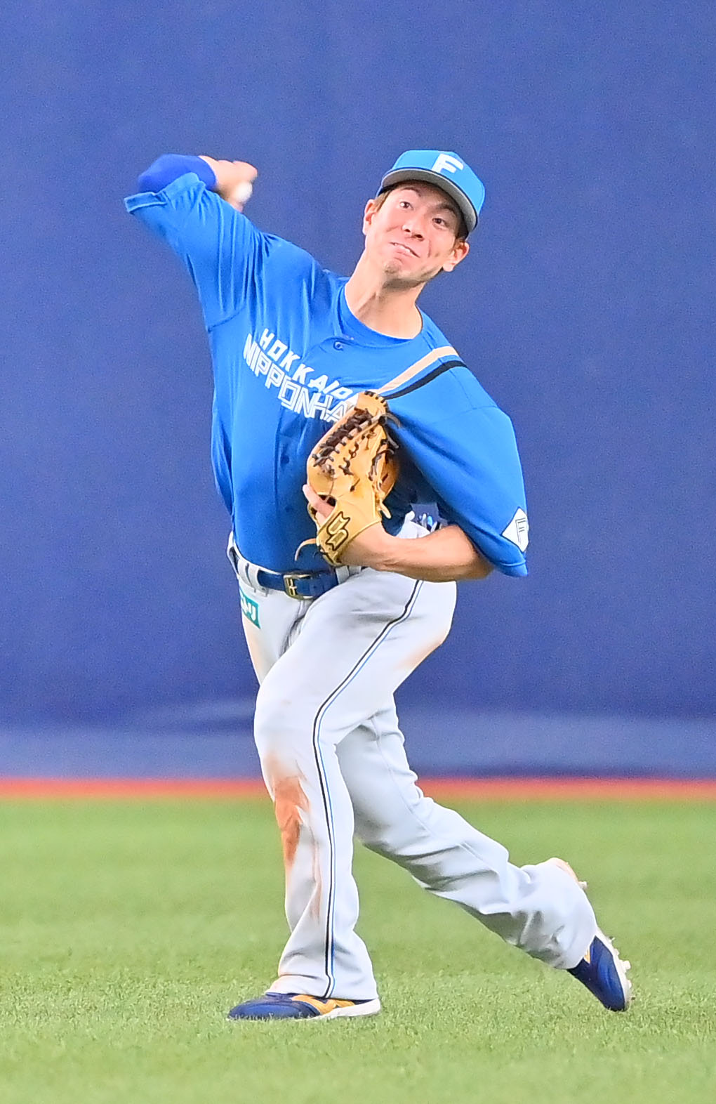 オリックス対日本ハム　8回裏オリックス1死満塁、福田の打球を本塁に送球する松本剛（撮影・和賀正仁）