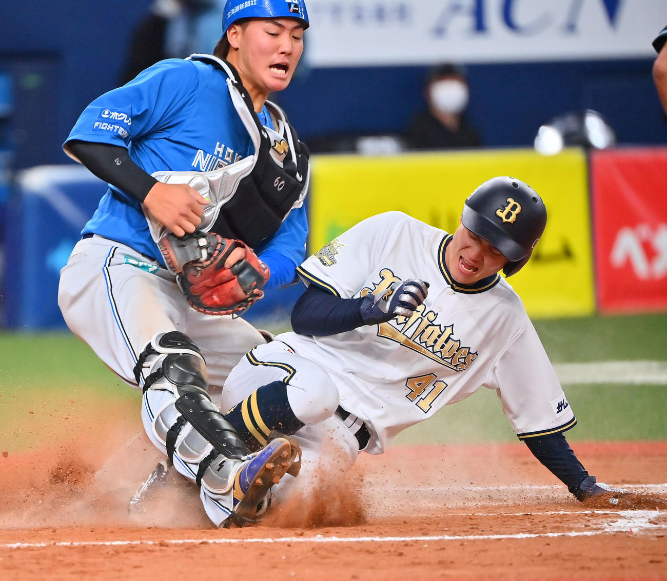 オリックス対日本ハム　8回裏オリックス1死満塁、福田の中飛で本塁を突いた佐野だがタッチアウトとなる（撮影・和賀正仁）