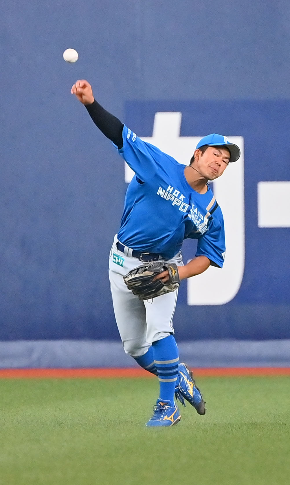 オリックス対日本ハム　4回裏オリックス無死満塁、伏見の左飛を捕球し本塁に送球する今川（撮影・和賀正仁）