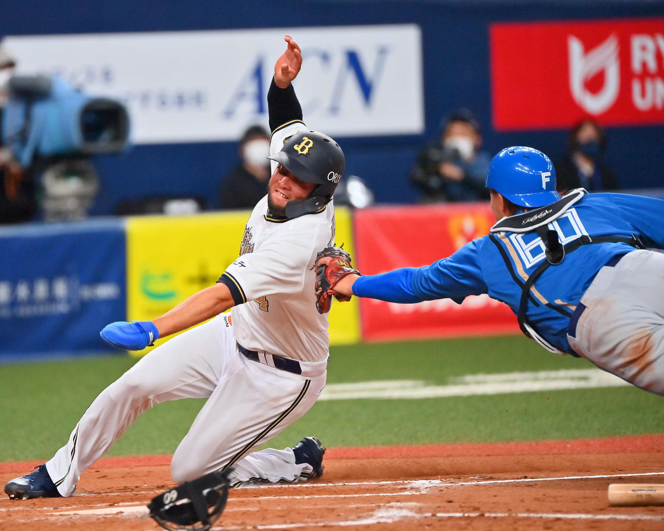 オリックス対日本ハム　4回裏オリックス無死満塁、伏見の左飛で本塁を狙ったバレラはタッチアウト（撮影・和賀正仁）
