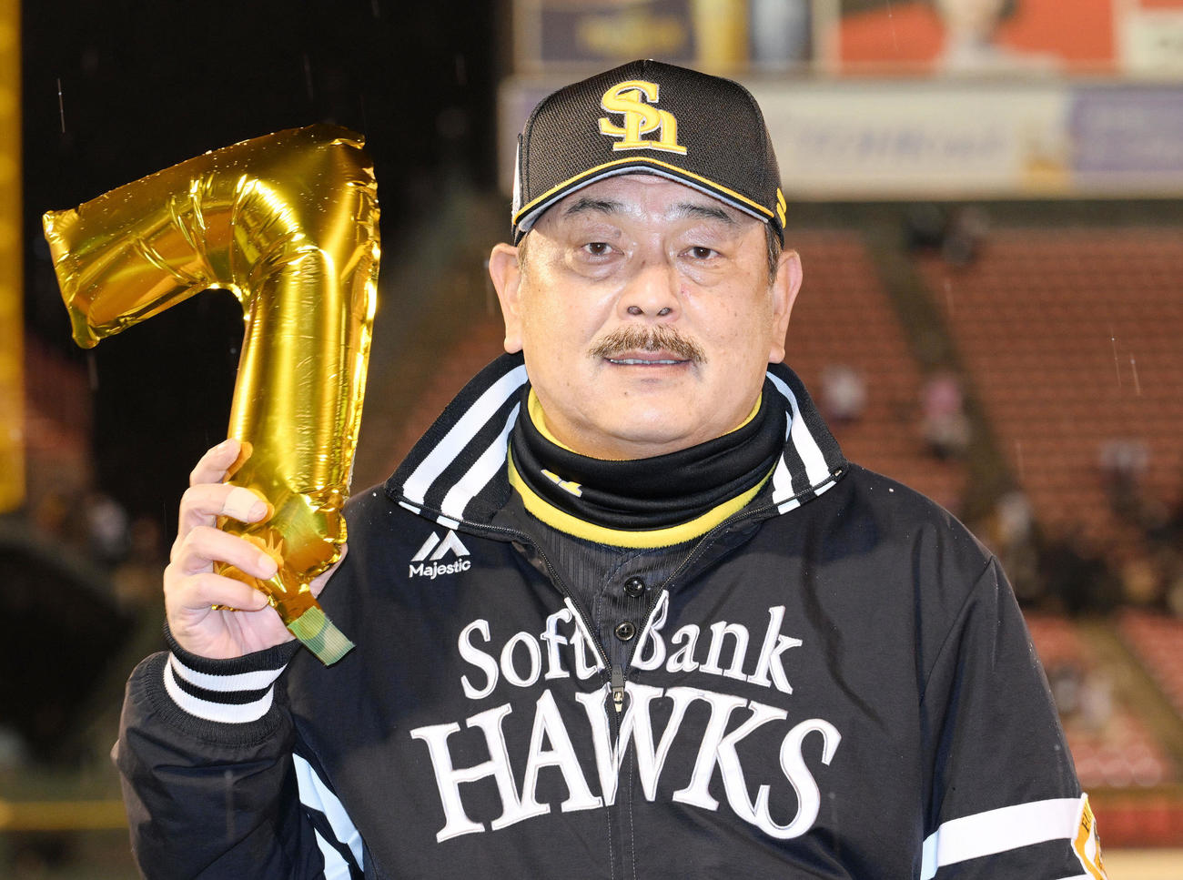 楽天対ソフトバンク　新人監督の開幕7連勝を達成し、「7」のバルーンを手に記念撮影するソフトバンク藤本監督（撮影・滝沢徹郎）