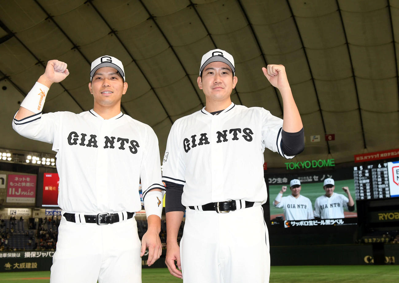 巨人対阪神　阪神に勝利し大城とガッツポーズを決める巨人菅野（撮影・たえ見朱実）