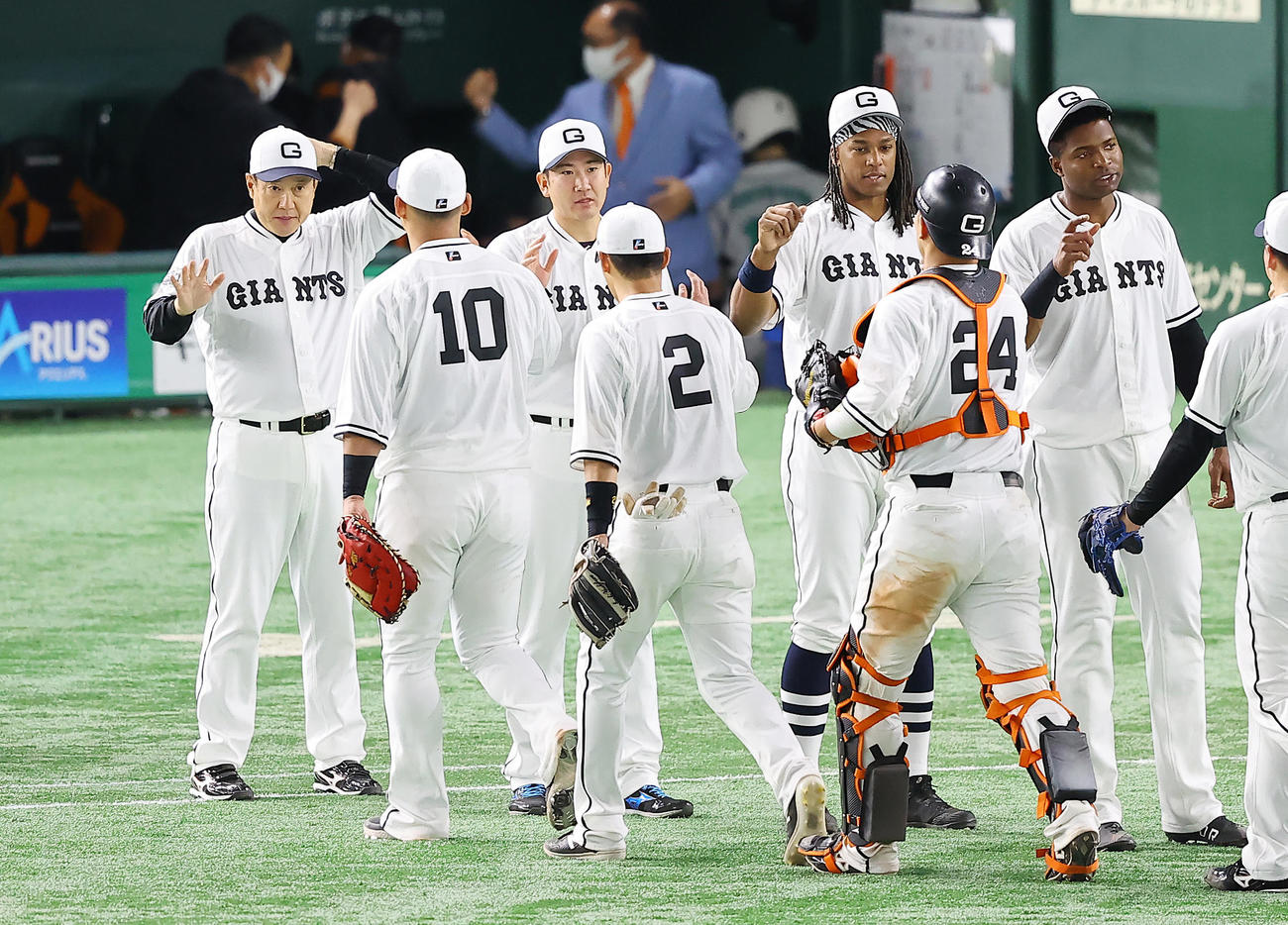 巨人対阪神　阪神に勝利しナインを笑顔を出迎える巨人原監督（左）と菅野（同3人目）（撮影・垰建太）