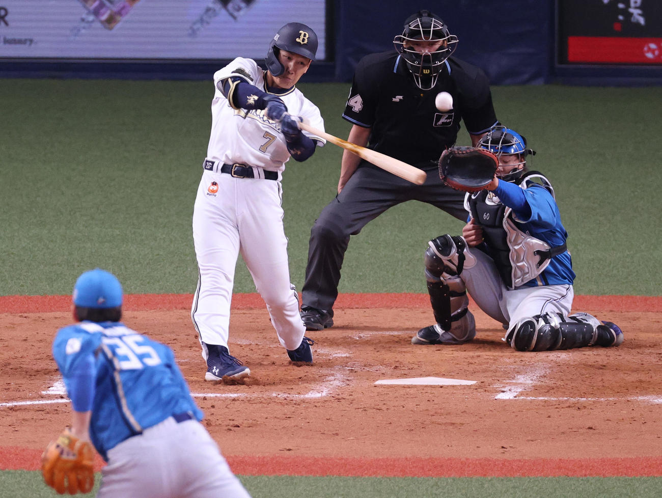 オリックス対日本ハム　5回裏オリックス1死一塁、吉田正は中越え適時二塁打を放つ（撮影・上山淳一）