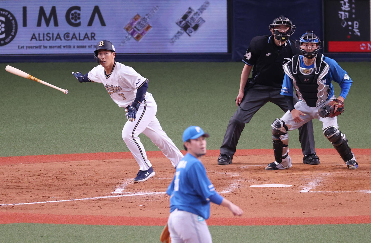 オリックス対日本ハム　5回裏オリックス1死一塁、吉田正は中適時二塁打を放つ（撮影・上山淳一）