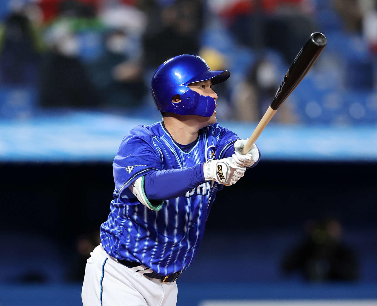 ヤクルト対DeNA 1回表DeNA1死一塁、佐野は右越え本塁打を放つ（撮影・鈴木正人）