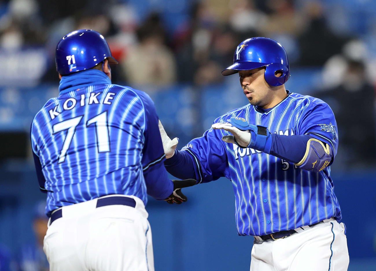 ヤクルト対DeNA 1回表DeNA2死、ソロ本塁打を放った宮崎（右）は小池コーチとタッチ（撮影・鈴木正人）
