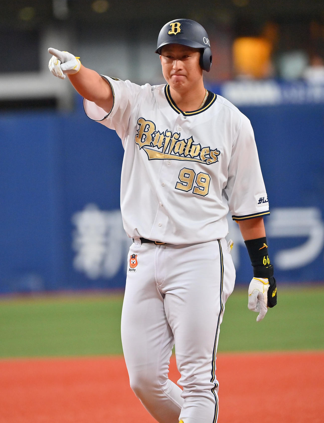 オリックス対日本ハム　1回裏オリックス1死満塁、左前に適時打を放った杉本はベンチを指さす（撮影・和賀正仁）