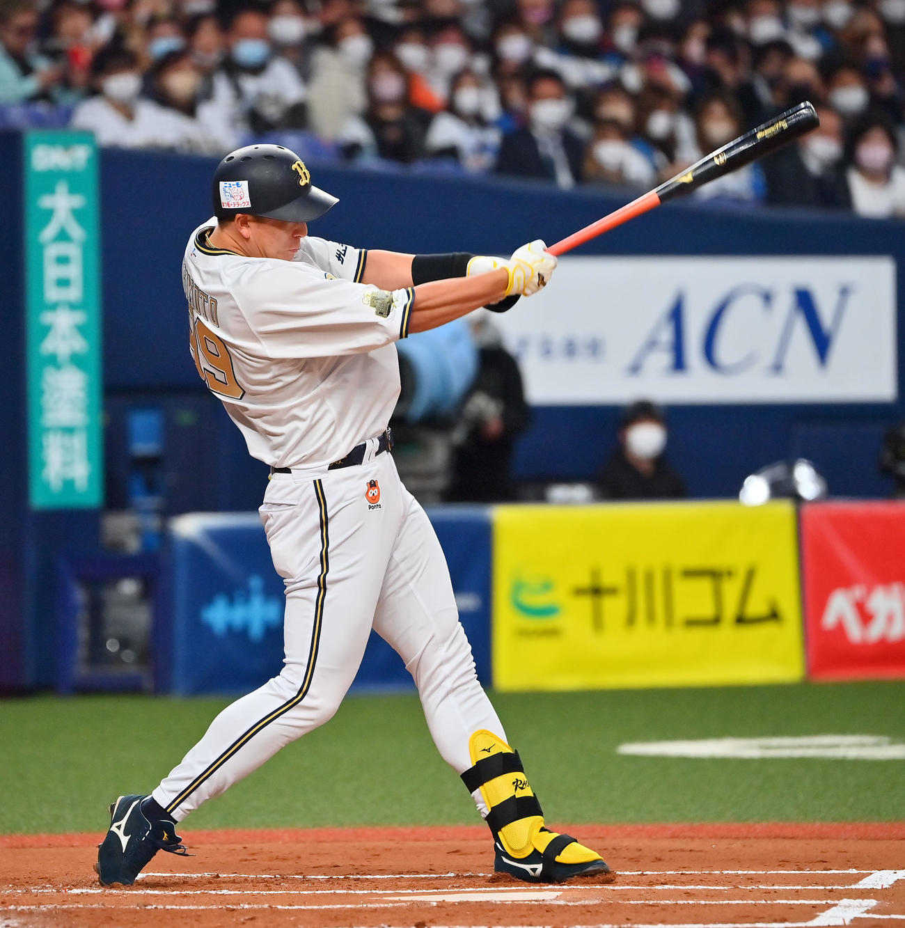 オリックス対日本ハム　1回裏オリックス1死満塁、左前に適時打を放つ杉本（撮影・和賀正仁）