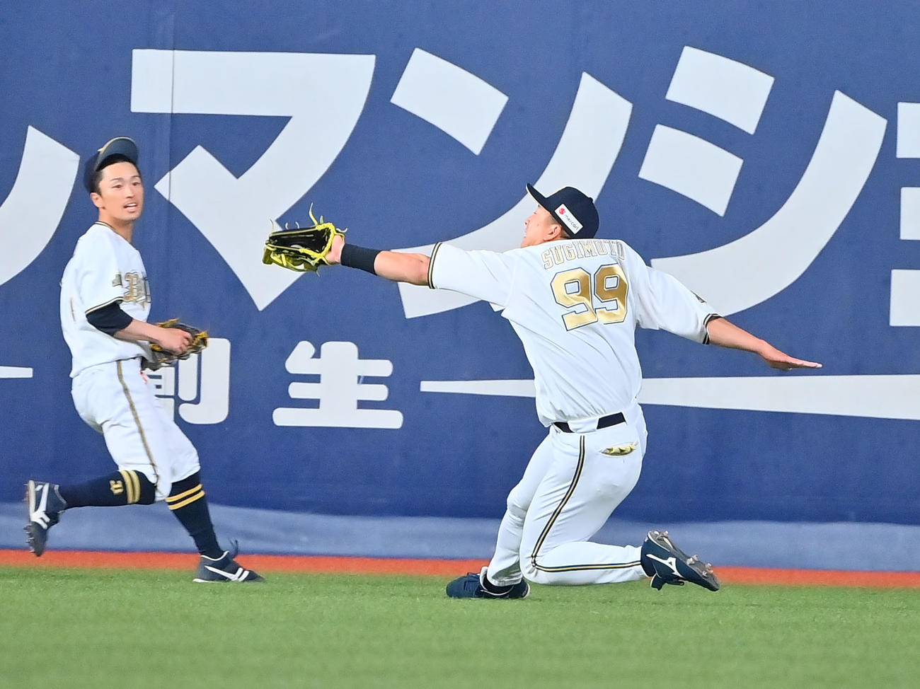 オリックス対日本ハム　6回表日本ハム1死一塁、浅間の打球を好捕する右翼手杉本（撮影・和賀正仁）