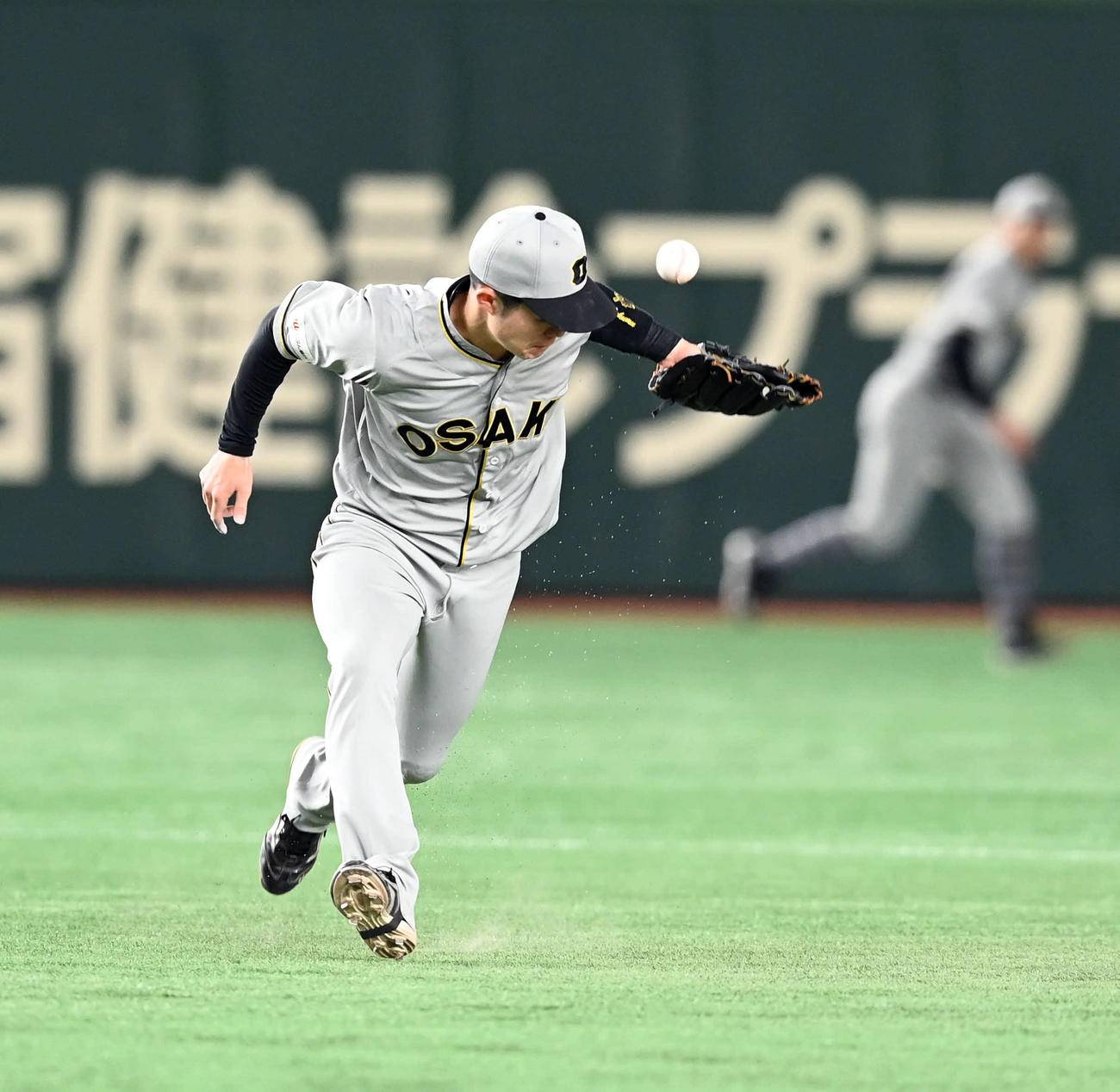 巨人対阪神　3回裏巨人無死、吉川の打球を後逸する中野（撮影・たえ見朱実）