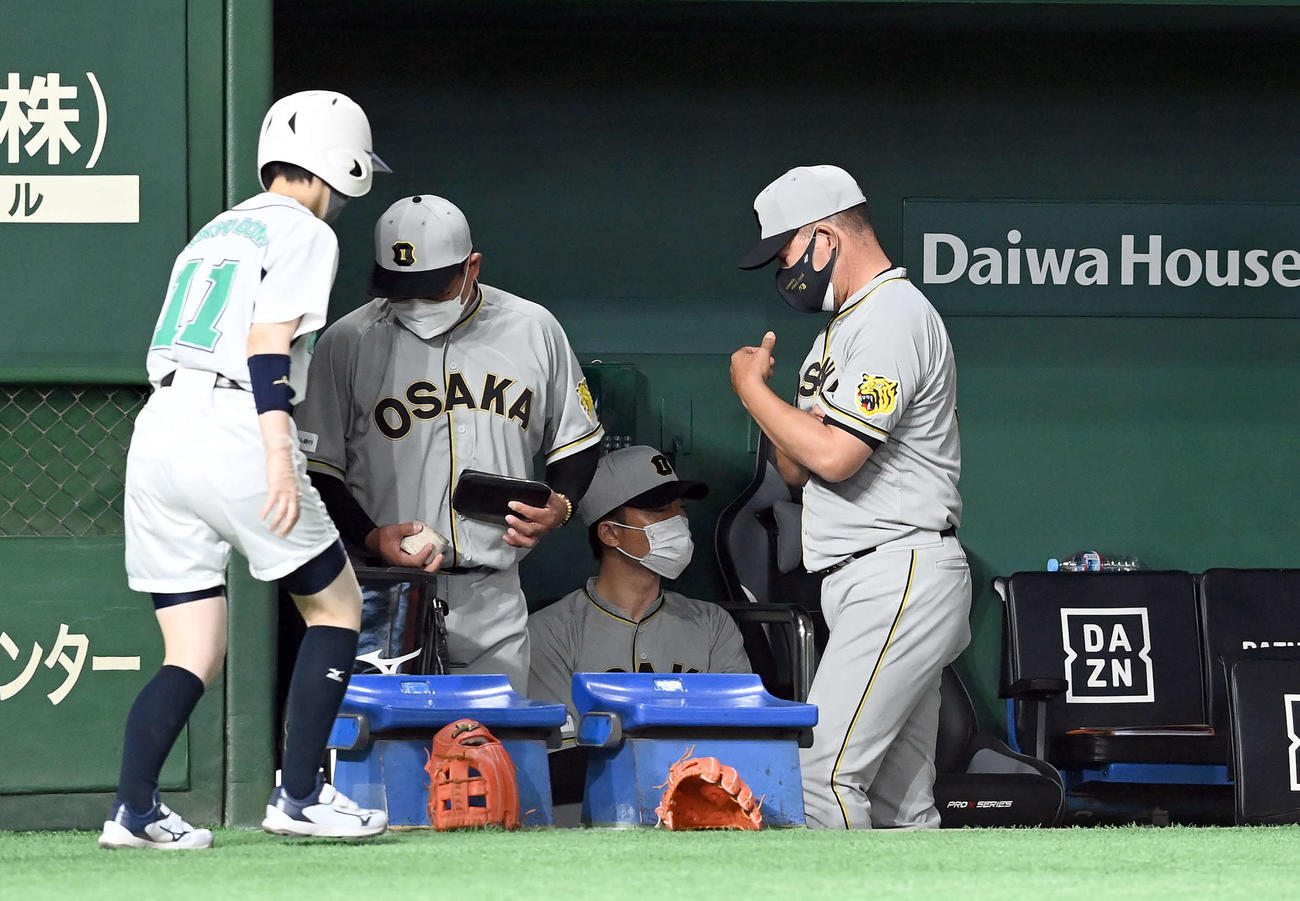 巨人対阪神　巨人に競り負け、7連敗を喫した阪神矢野燿大監督（中央）（撮影・たえ見朱実）