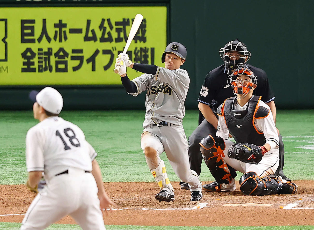 巨人対阪神　6回表阪神無死一塁、適時三塁打を放つ近本。投手菅野（撮影・垰建太）