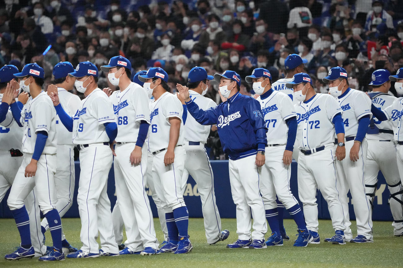 中日対広島　本拠地初勝利を挙げ、ナインとタッチを交わす立浪監督（撮影・森本幸一）