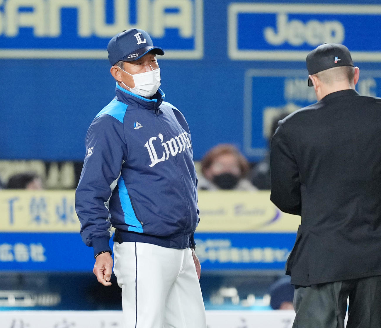 ロッテ対西武　8回、交代を告げる西武辻監督（撮影・菅敏）