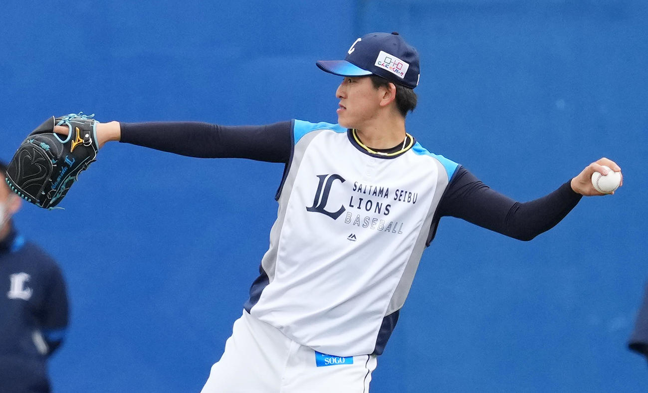 ロッテ対西武　試合前、キャッチボールで調整する西武隅田（撮影・菅敏）