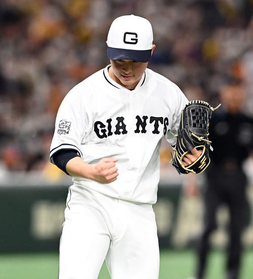 巨人対阪神　5回表、無失点に抑えガッツポーズを決める戸田（撮影・たえ見朱実）