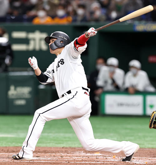 巨人対阪神　1回裏巨人無死二塁、坂本は左越え2点本塁打を放つ（撮影・加藤哉）