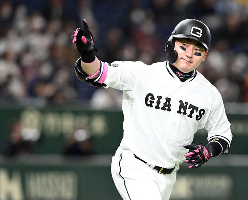巨人対阪神　2回裏巨人無死、勝ち越しのソロ本塁打を放ちポーズを決める丸（撮影・たえ見朱実）