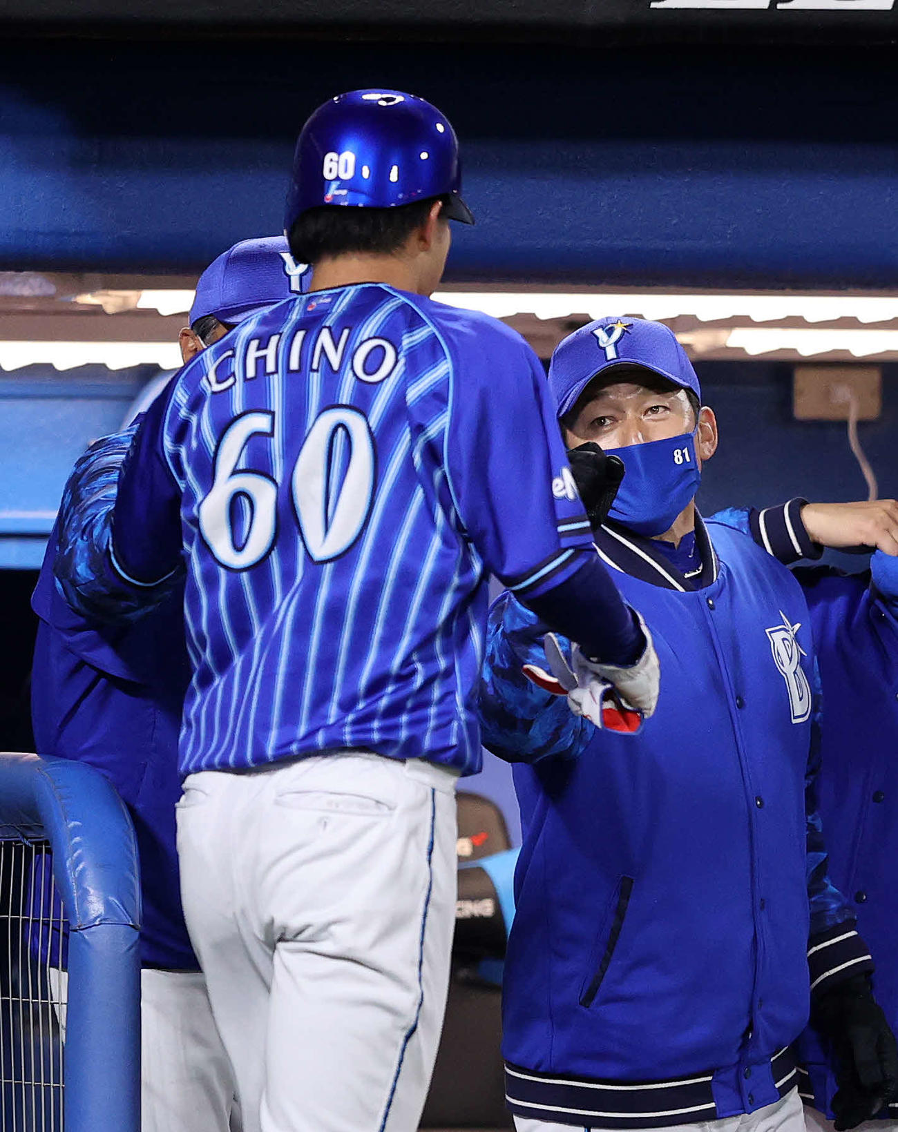 ヤクルト対DeNA 9回表DeNA1死一塁、宮崎の適時二塁打で生還した知野（左）を迎える三浦監督（撮影・鈴木正人）
