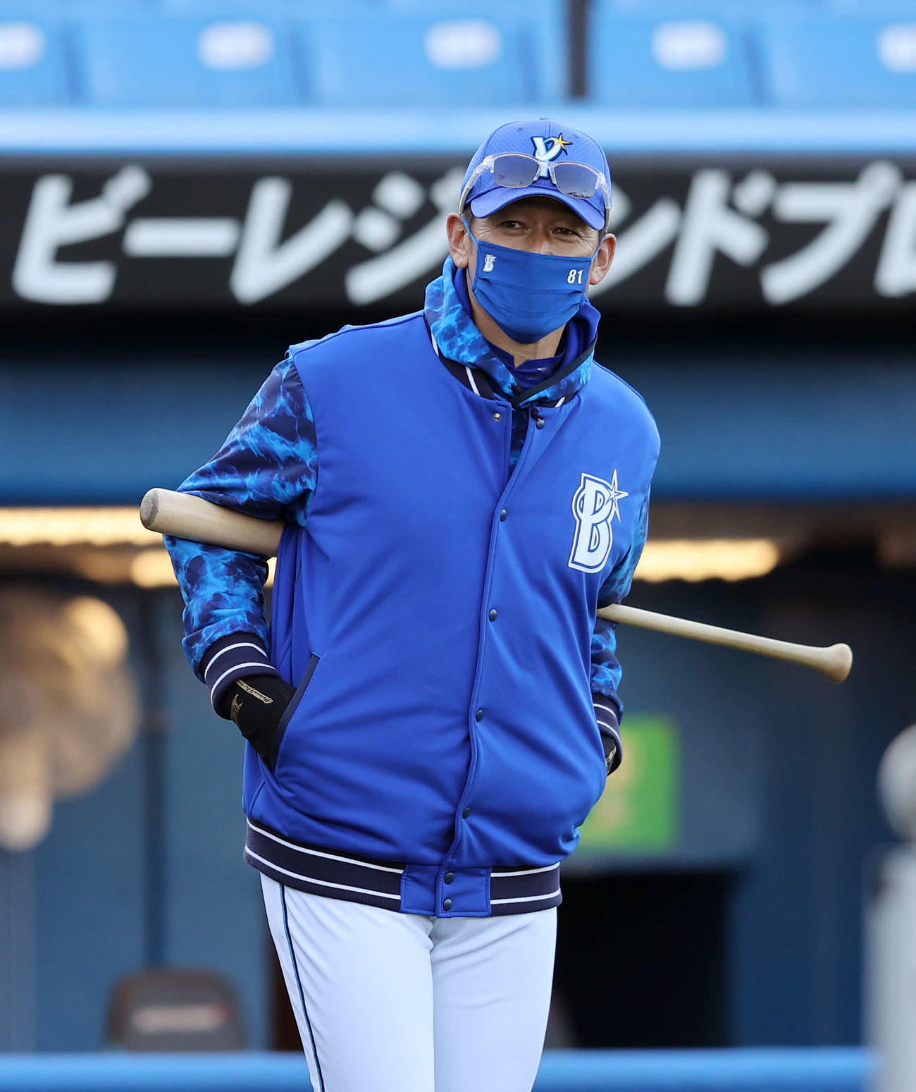 ヤクルト対DeNA　練習を見つめるDeNA三浦監督（撮影・鈴木正人）