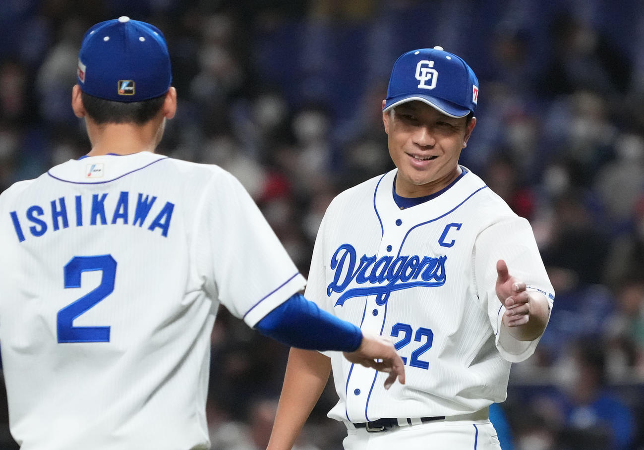 3回表広島攻撃終了、好守を見せた石川昂（左）を迎える大野雄（撮影・森本幸一）