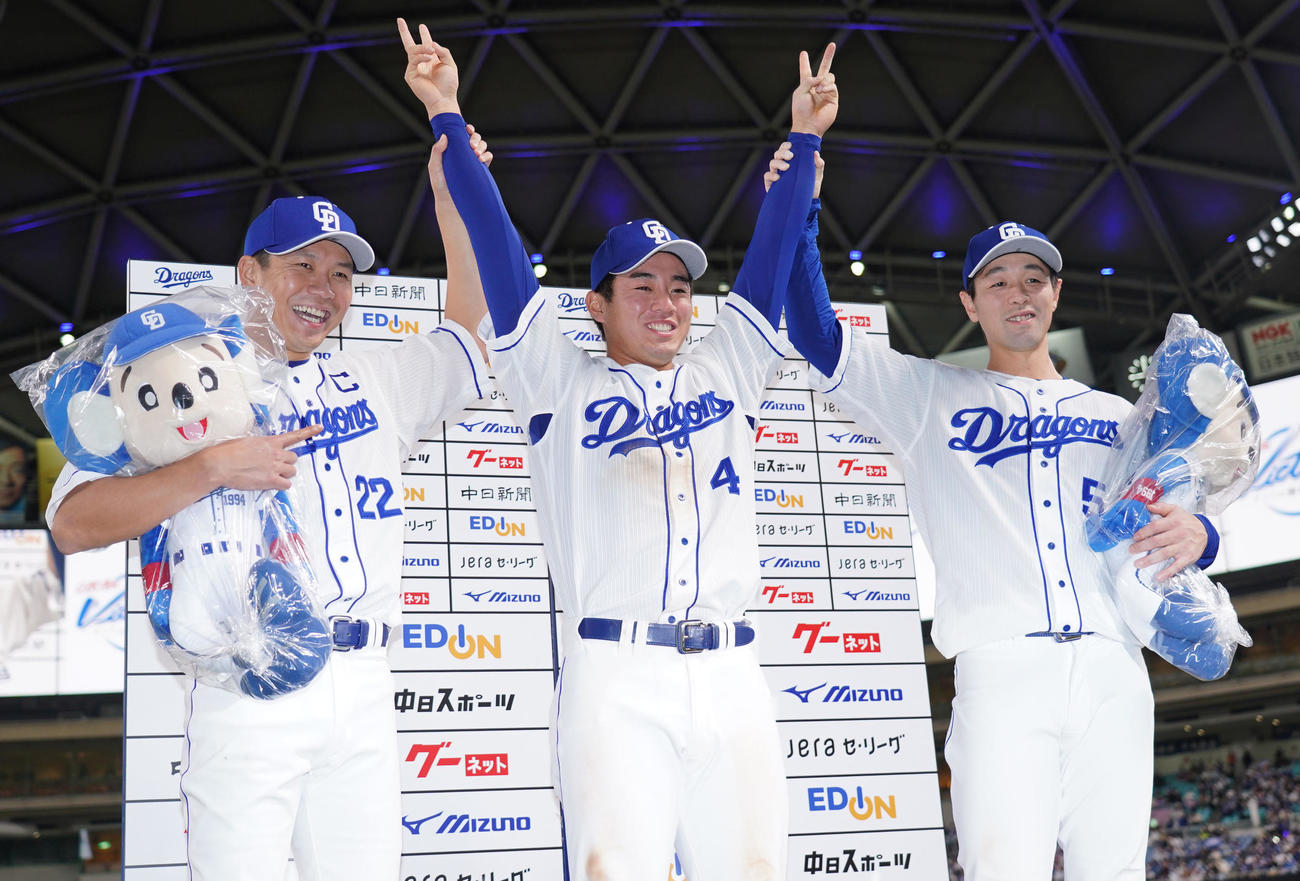 お立ち台で笑顔を見せる、左から大野雄、鵜飼、阿部（撮影・森本幸一）
