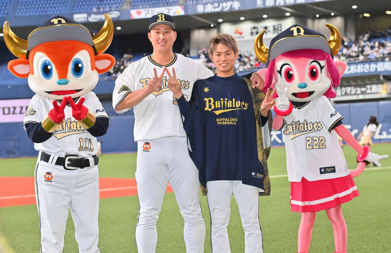 杉本（左）と山岡は「笑おう」のポーズ（撮影・和賀正仁）