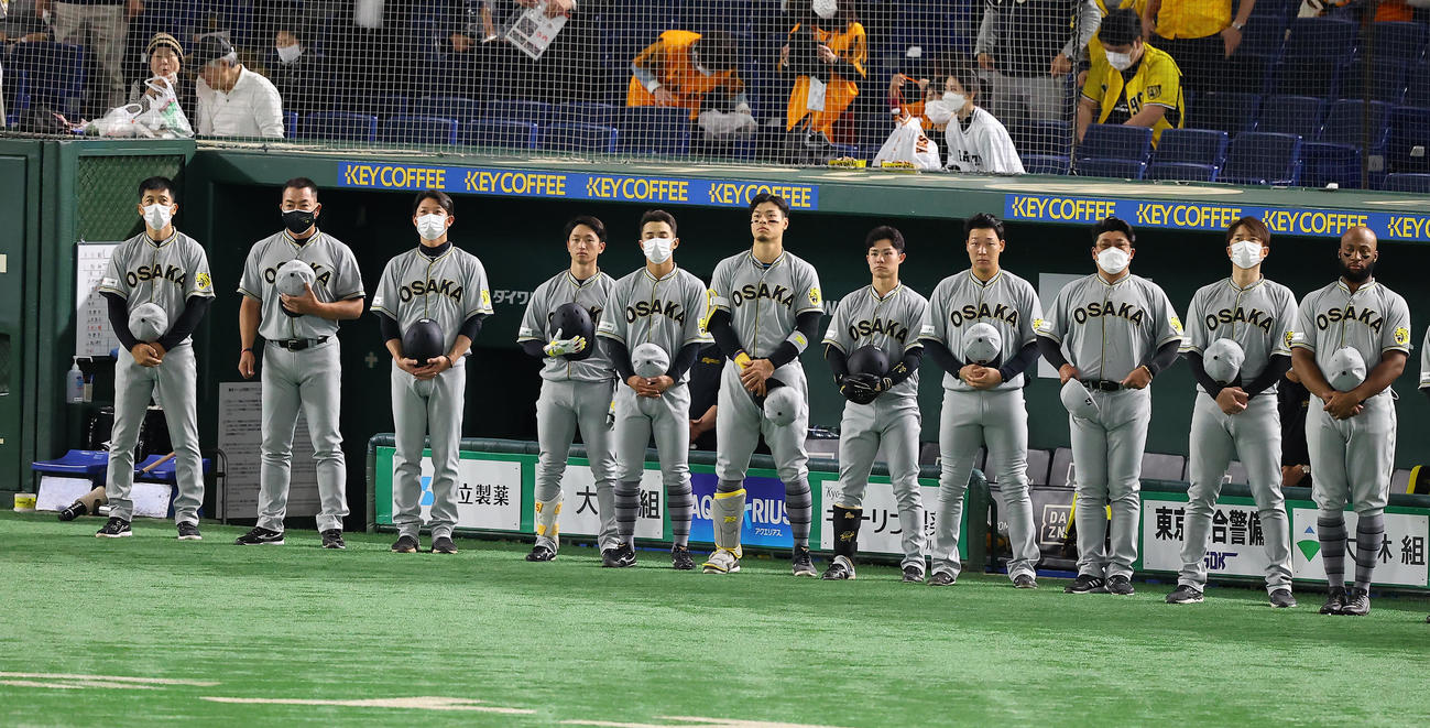 大阪タイガースのユニホームで整列する矢野監督（左）ら阪神ナイン（撮影・垰建太）