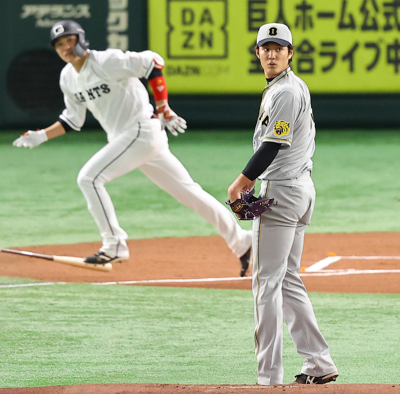 巨人対阪神　1回裏巨人1死、藤浪は坂本（左）に左中間に先制本塁打を浴びる（撮影・垰建太）