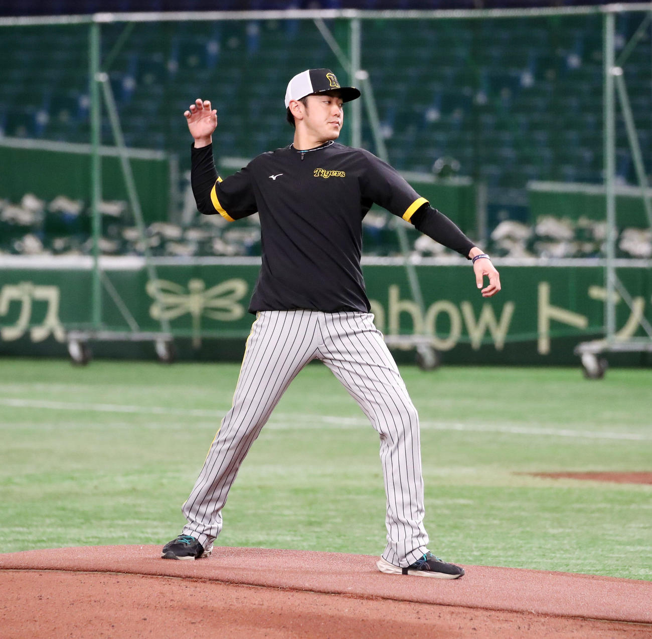 巨人対阪神　マウンドを確認する小川（撮影・加藤哉）