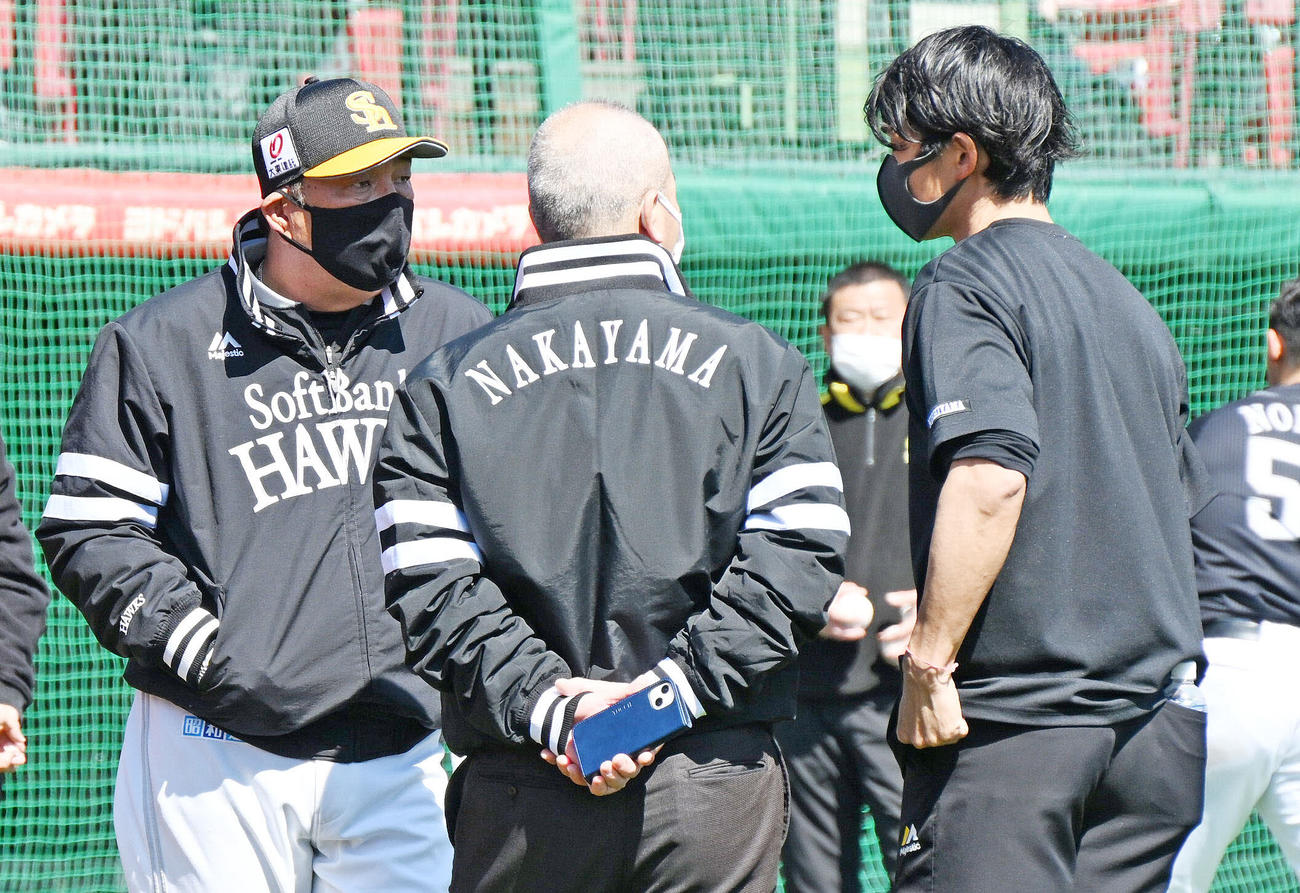 楽天対ソフトバンク　新型コロナウイルス感染拡大防止から試合が中止となりスタッフと話すソフトバンク藤本監督（左）（撮影・滝沢徹郎）