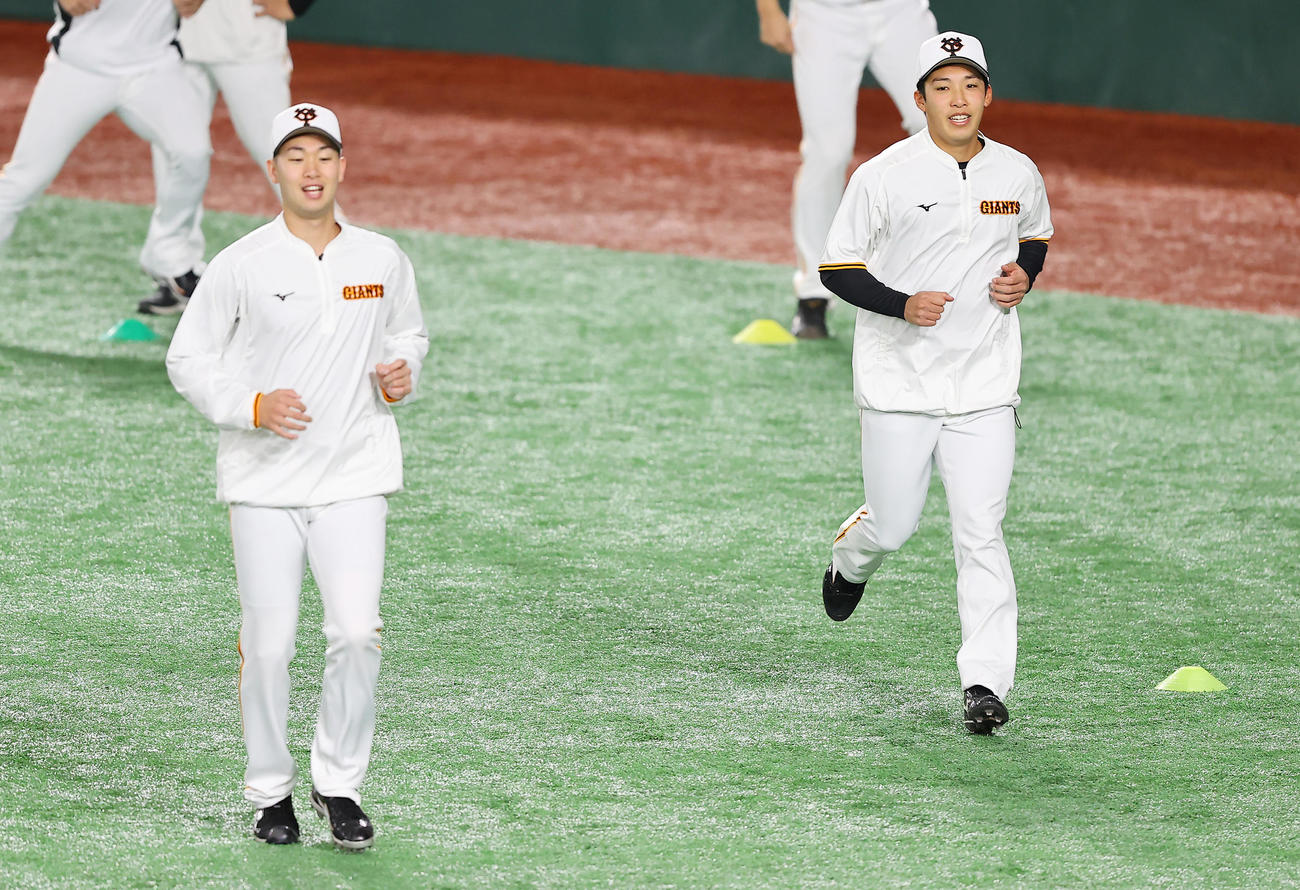巨人対阪神　試合前、笑顔でウオーミングアップを行う巨人山崎伊（左）と赤星（撮影・垰建太）