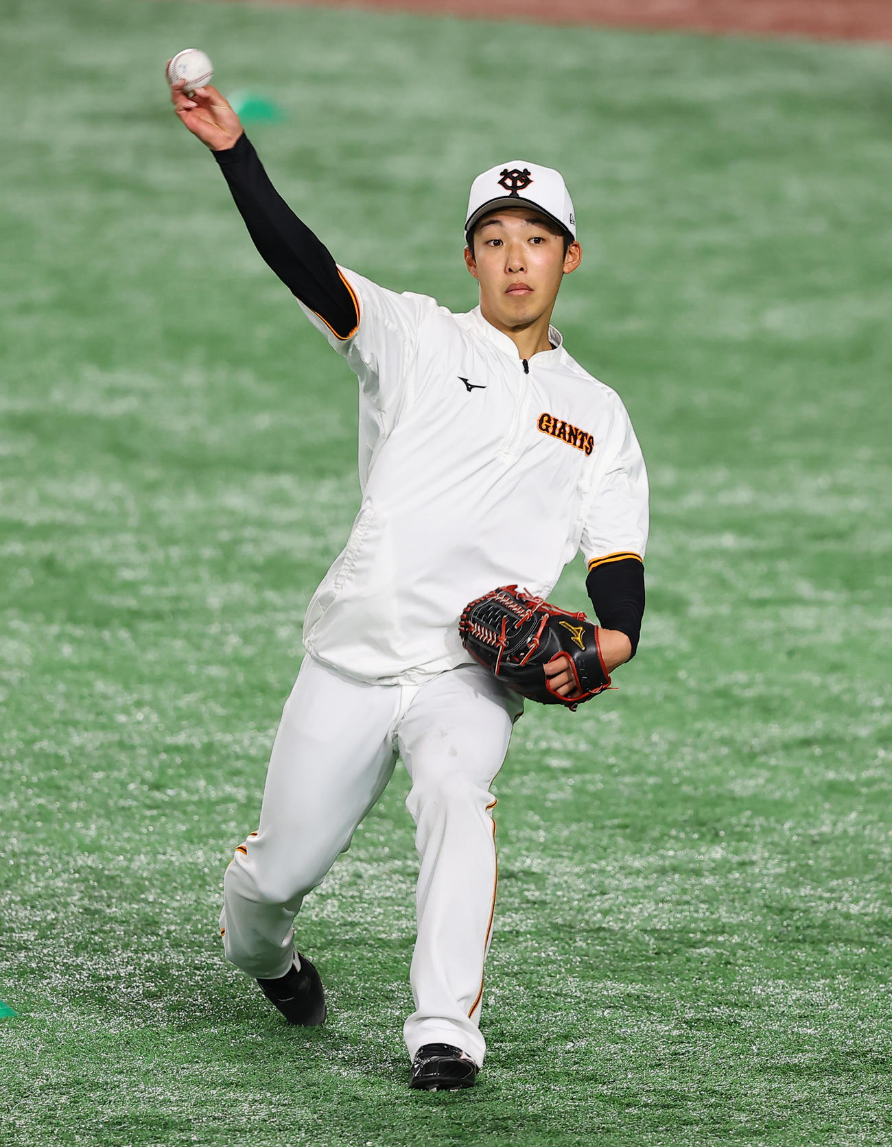 巨人対阪神　試合前、投球練習を行う巨人赤星（撮影・垰建太）