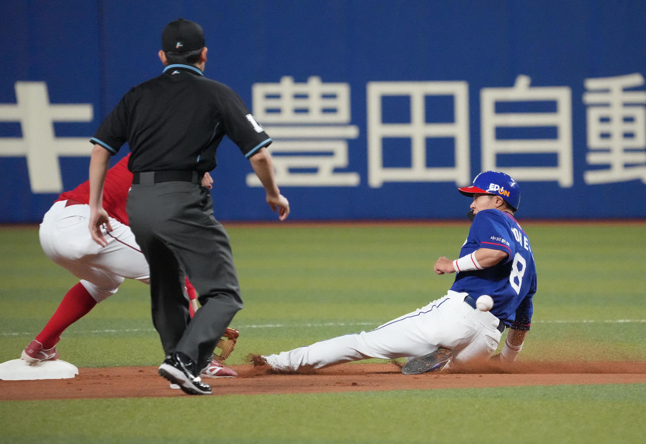 中日対広島　1回裏中日無死一塁、通算250盗塁を成功する大島（撮影・森本幸一）