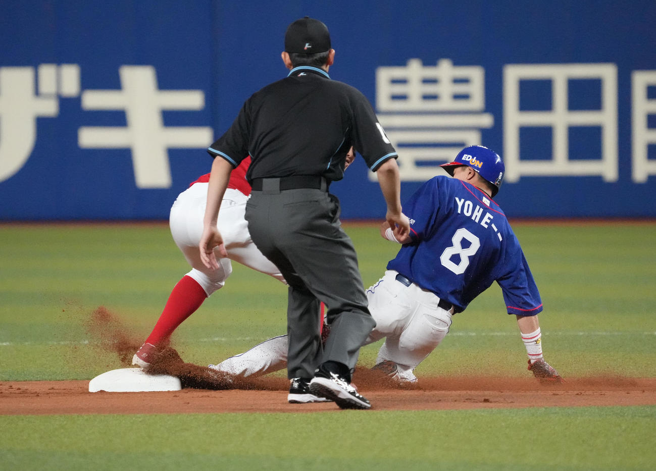 中日対広島　1回裏中日無死一塁、通算250盗塁を成功する大島（撮影・森本幸一）