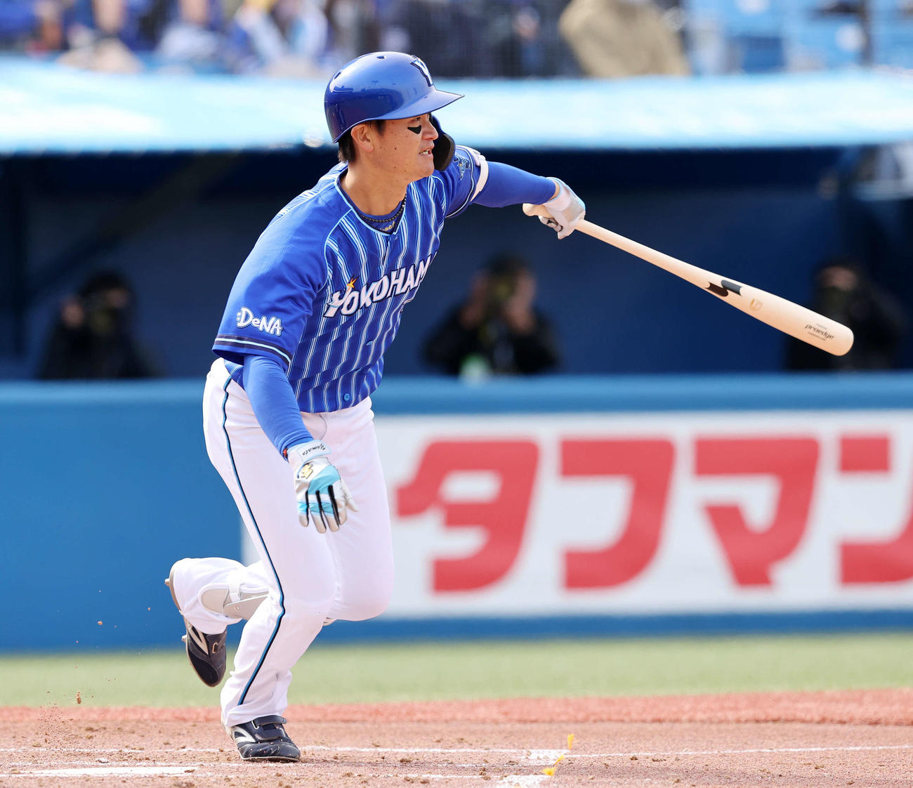 ヤクルト対DeNA 2回表DeNA1死二塁、大和は中前適時打を放つ（撮影・鈴木正人）