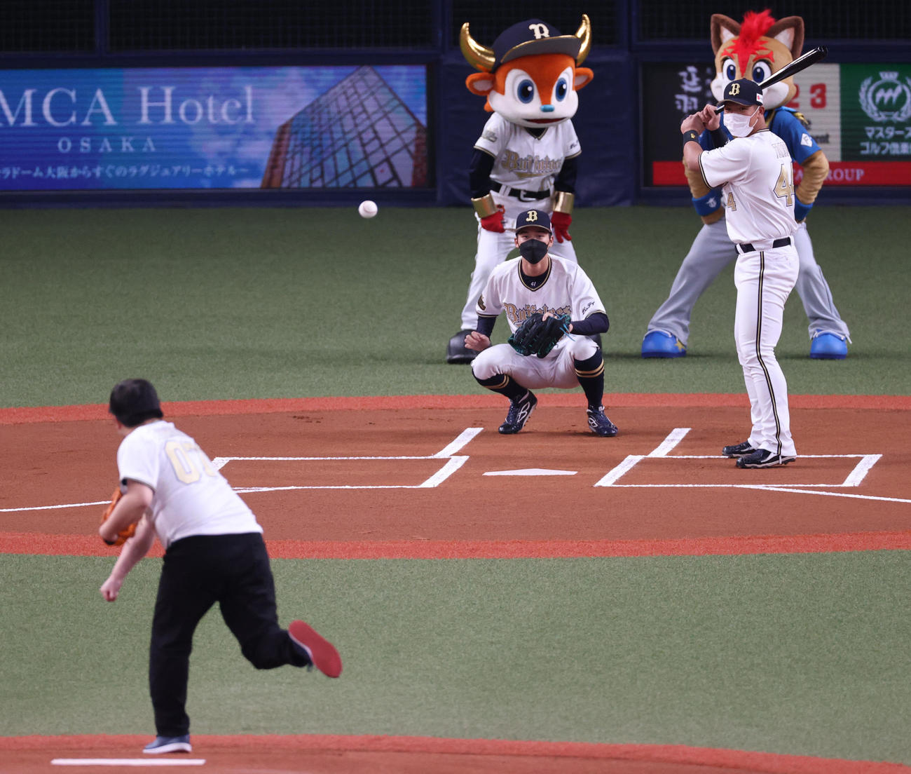 オリックス対日本ハム　始球式するタモンズの大波康平（撮影・上山淳一）