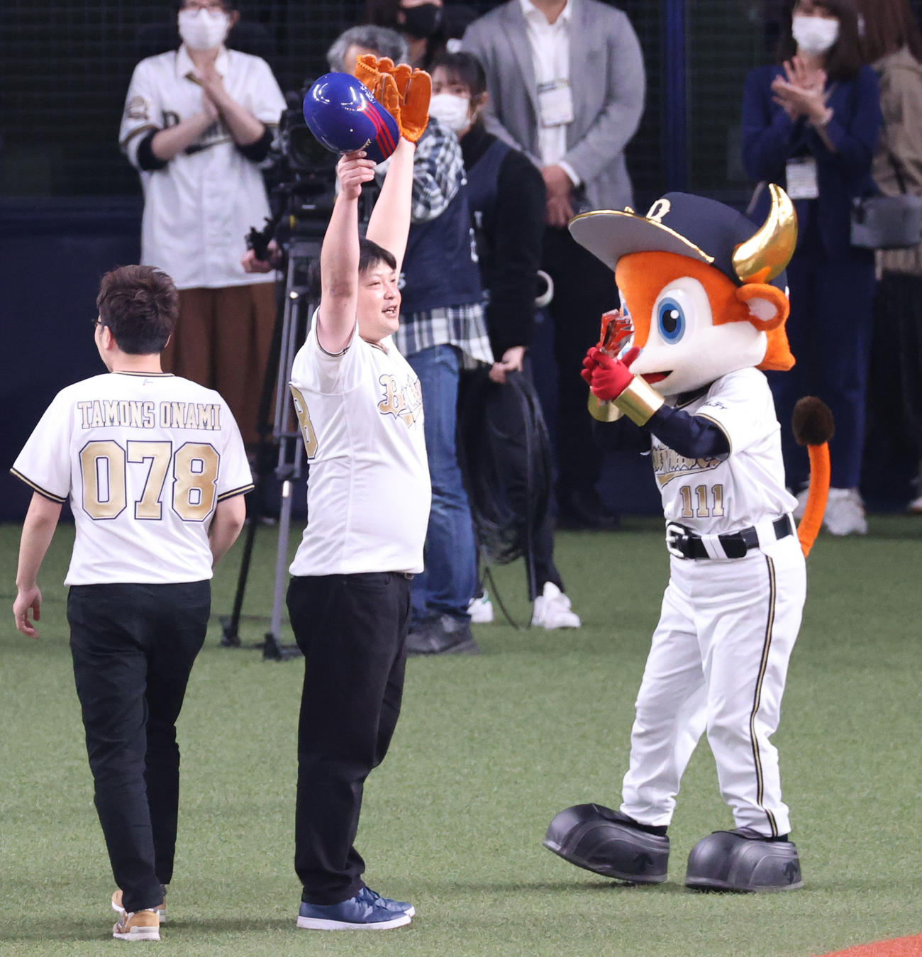 オリックス対日本ハム　始球式を終えスタンドに手を挙げ笑顔のタモンズの大波（右）（撮影・上山淳一）